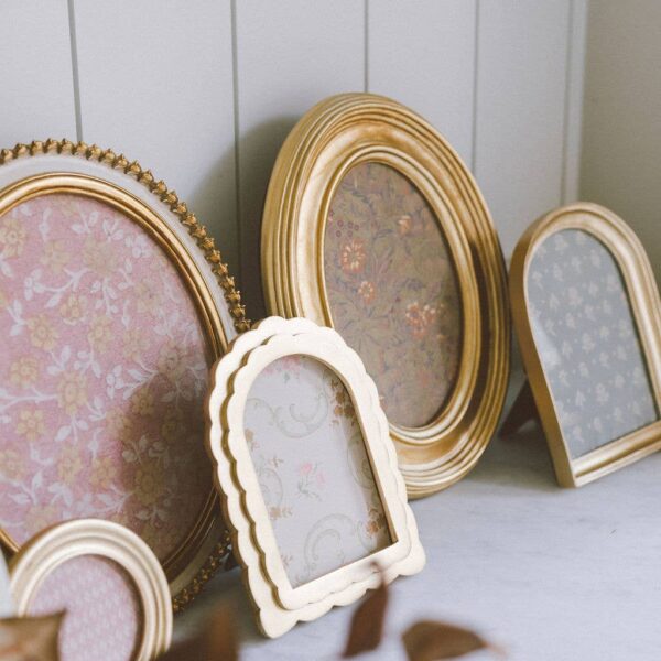 Scalloped Gold Arch Photo Frame - Image 2