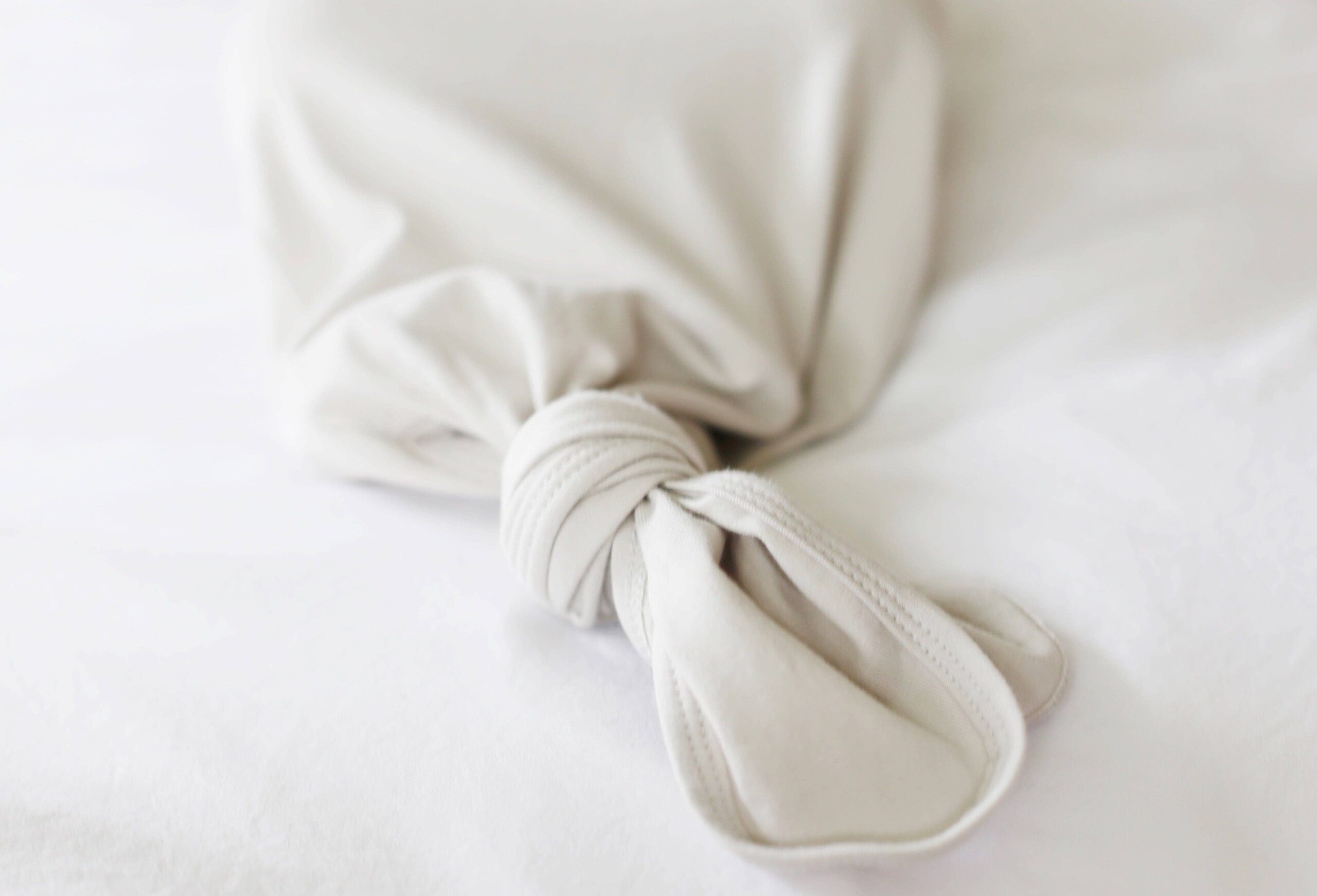 Oat Organic Cotton Knotted Gown: 0-3 Months