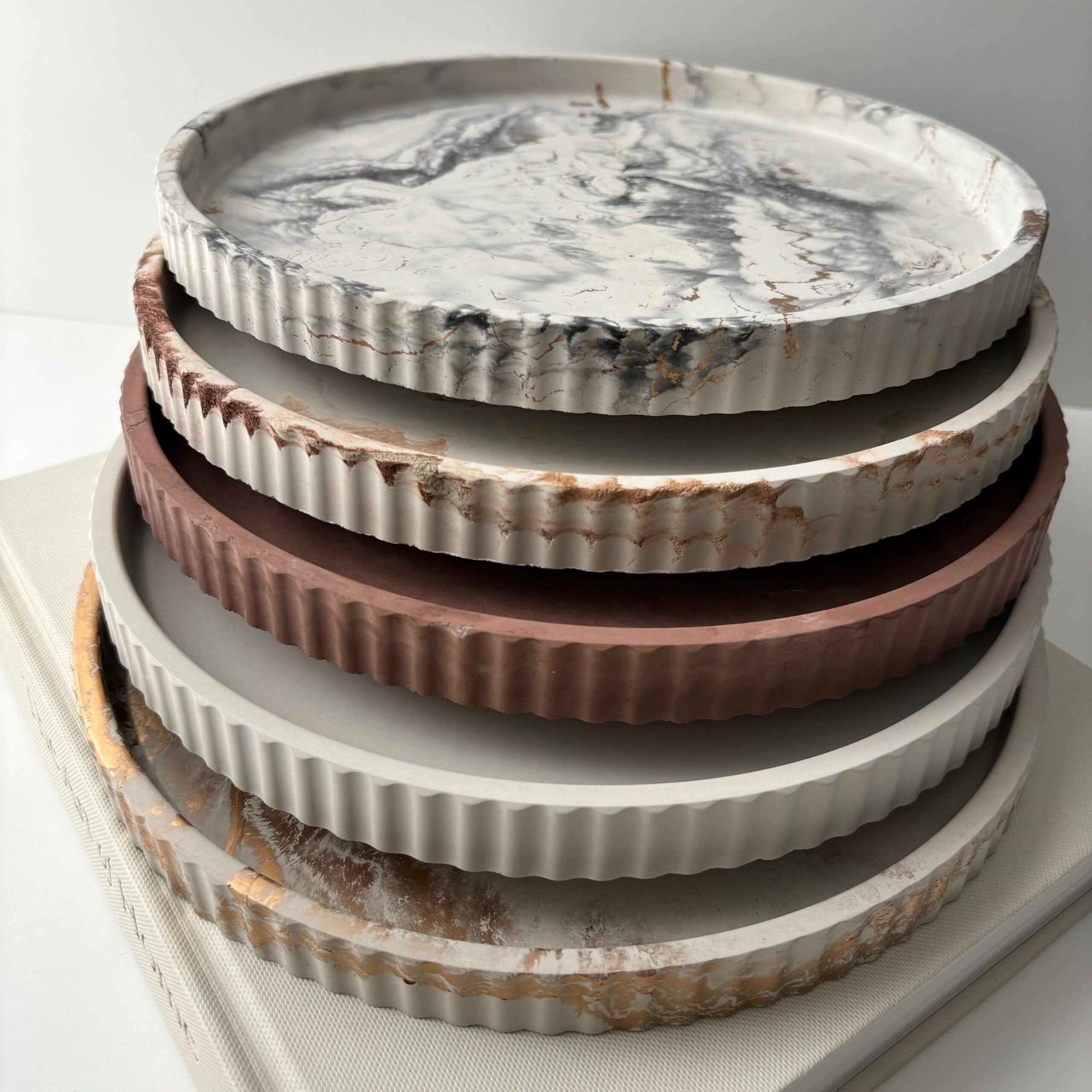 Joma - Concrete Fluted Tray | Round Concrete Tray: Black fusion marble