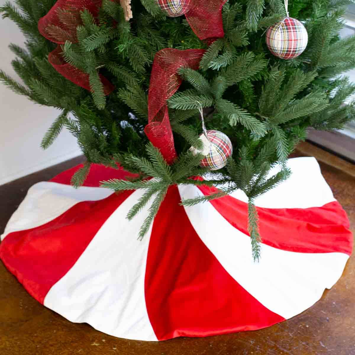 Peppermint Swirl Tree Skirt   Red/White   48x48